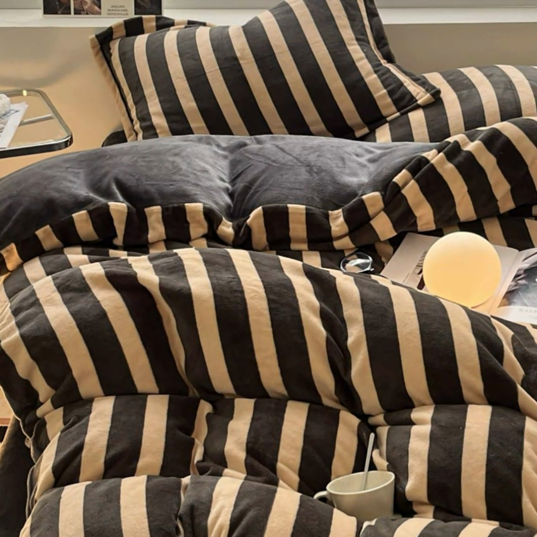 91家纺网 家纺一手货源 找家纺 启程家纺 2024新款无印风A类牛奶绒四件套 条纹-棕灰