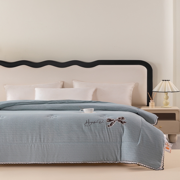 91家纺网 家纺一手货源 找家纺 爱宝被业 2024新款糯糯棉绣花纤维被 浅灰蓝