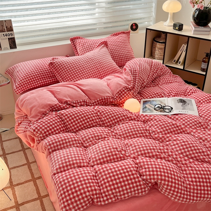 91家纺网 家纺一手货源 找家纺 启程家纺 2024新款无印风A类牛奶绒四件套 小格子-西瓜红