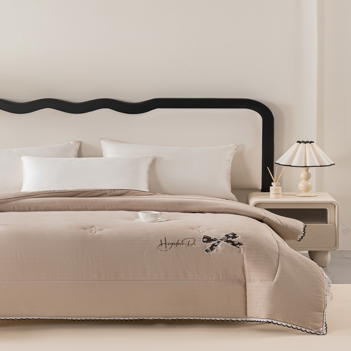 91家纺网 家纺一手货源 找家纺 爱宝被业 2024新款糯糯棉绣花纤维被 奶油咖