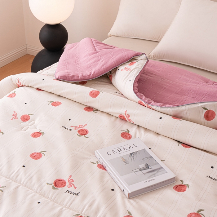 91家纺网 家纺一手货源 找家纺 爱宝被业 2024新款提花云纱棉印花被 蜜桃之恋