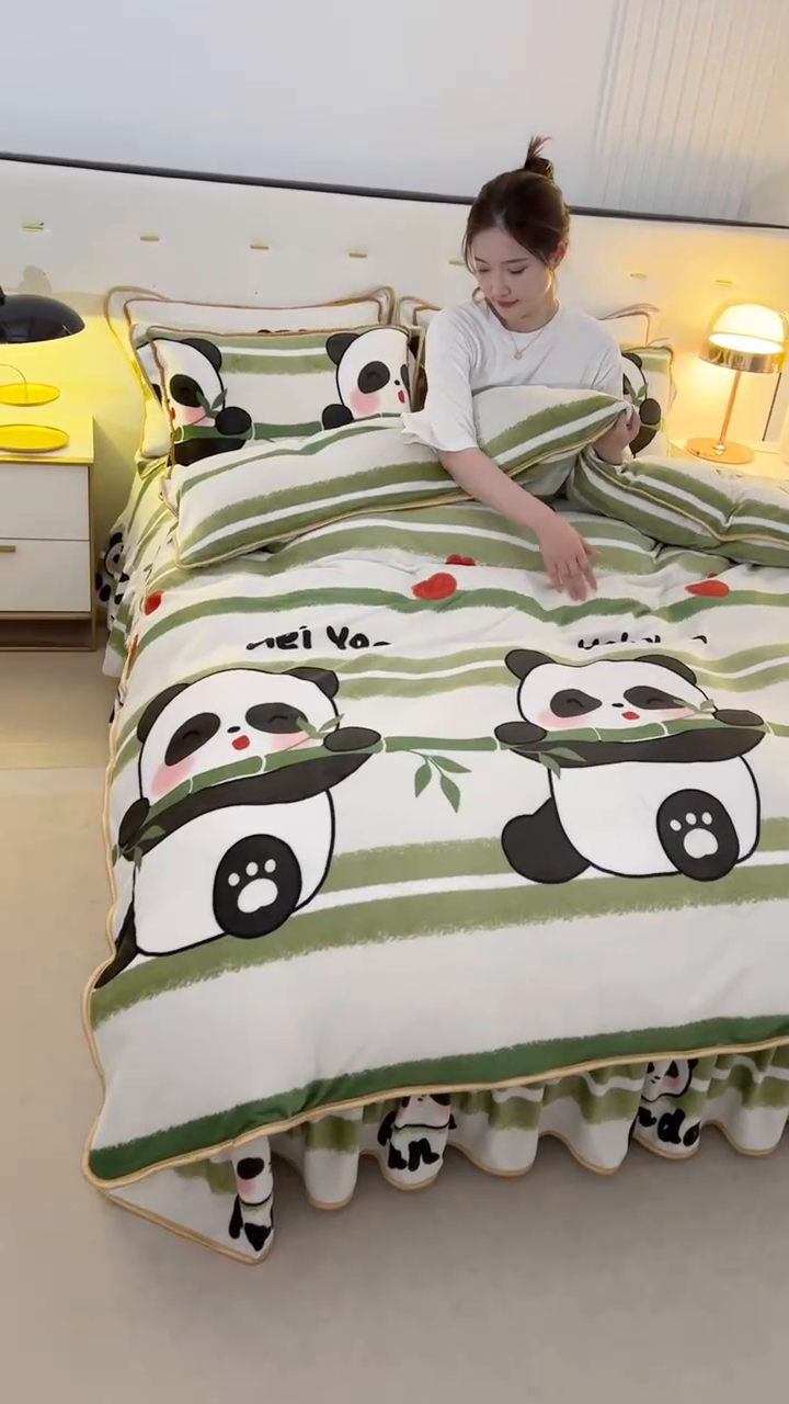 91家纺网 家纺一手货源 找家纺 爱洛家纺 2024新款高克重牛奶绒印花四件套 小熊猫
