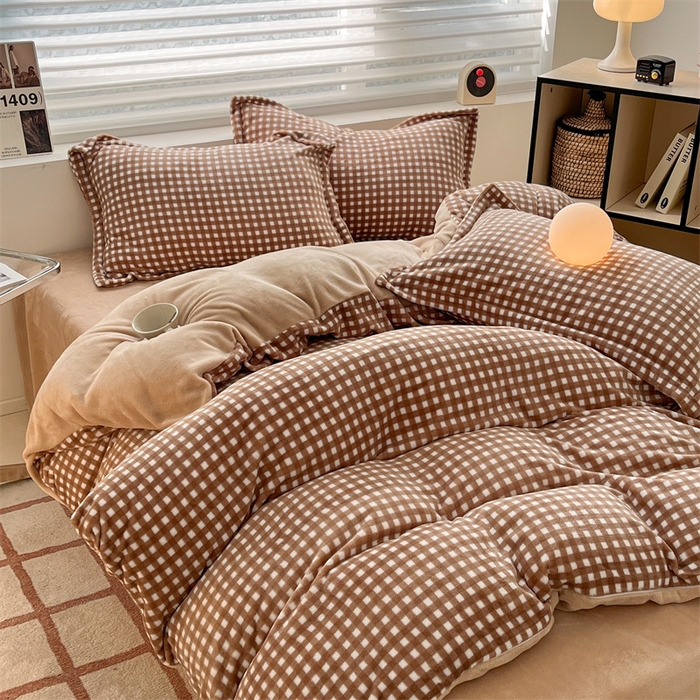 91家纺网 家纺一手货源 找家纺 启程家纺 2024新款无印风A类牛奶绒四件套 小格子-奶咖