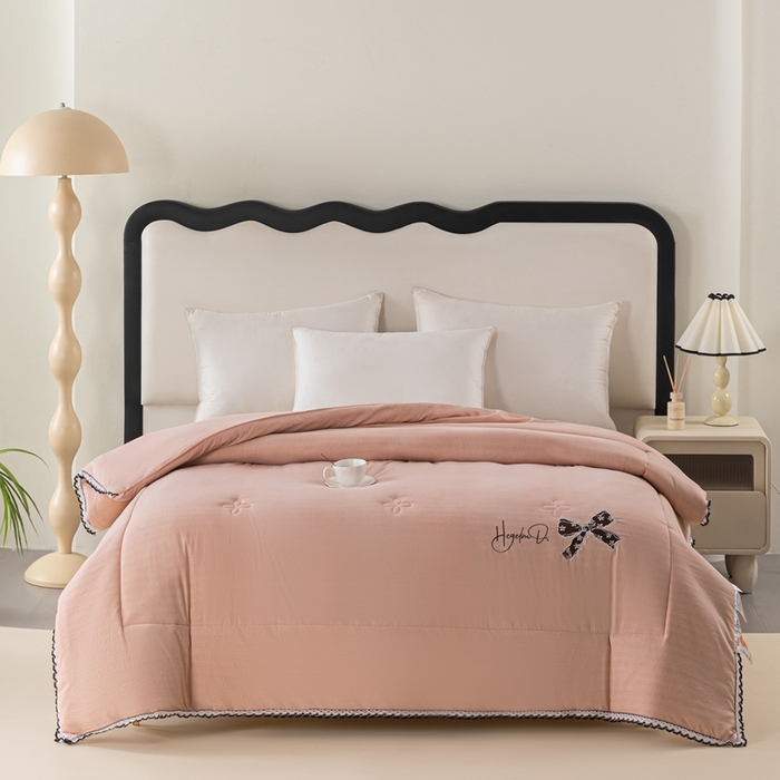 91家纺网 家纺一手货源 找家纺 爱宝被业 2024新款糯糯棉绣花纤维被 肉桂粉