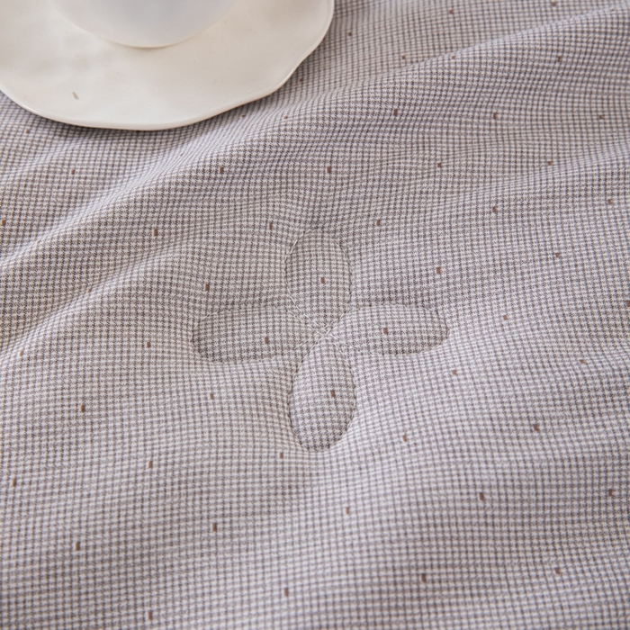 91家纺网 家纺一手货源 找家纺 爱宝被业 2024新款糯糯棉绣花纤维被 绅士灰