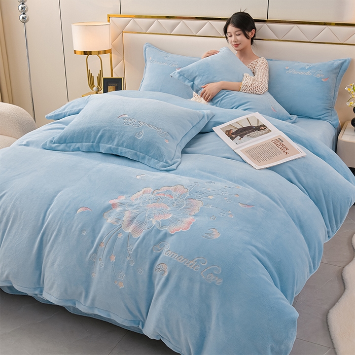 91家纺网 家纺一手货源 找家纺 绒小宣 2025新款高克重牛奶绒刺绣四件套 花开富贵-天空兰