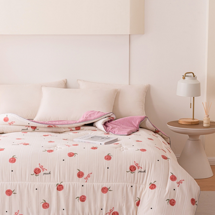 91家纺网 家纺一手货源 找家纺 爱宝被业 2024新款提花云纱棉印花被 蜜桃之恋