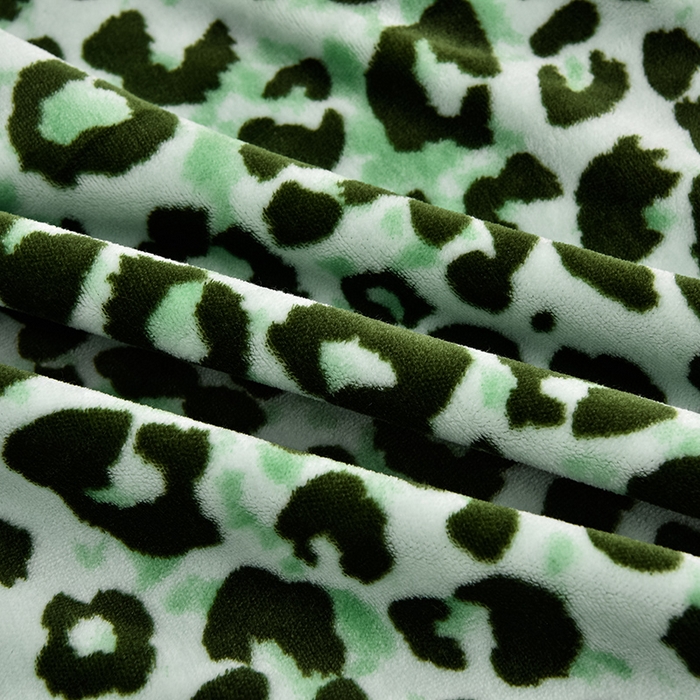 91家纺网 家纺一手货源 找家纺 德比尔斯 2025新款牛奶绒床裙四件套8-9斤法莱绒直播爆款日产2万套豹纹-绿