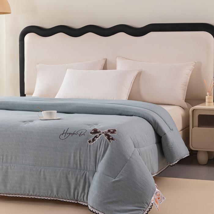 91家纺网 家纺一手货源 找家纺 爱宝被业 2024新款糯糯棉绣花纤维被 浅灰蓝