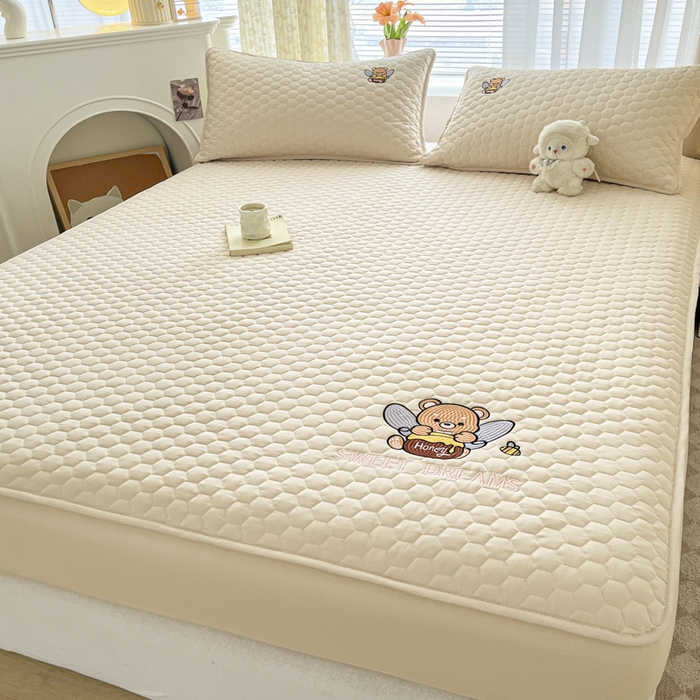 91家纺网 家纺一手货源 找家纺 九亭家纺 2024新款A类大豆刺绣夹棉床笠 蜜罐熊-奶油咖