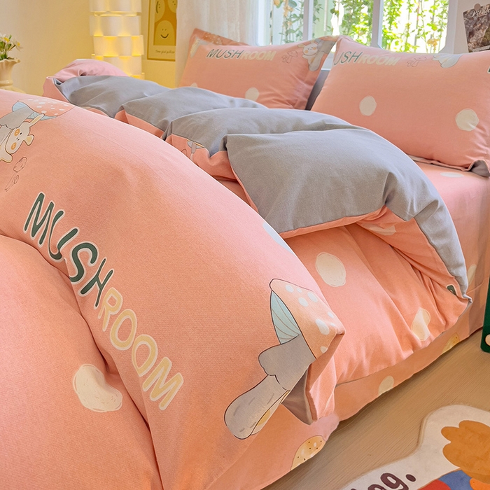 91家纺网 家纺一手货源 找家纺 2024新款全棉印花磨毛系列四件套 雨季蘑菇