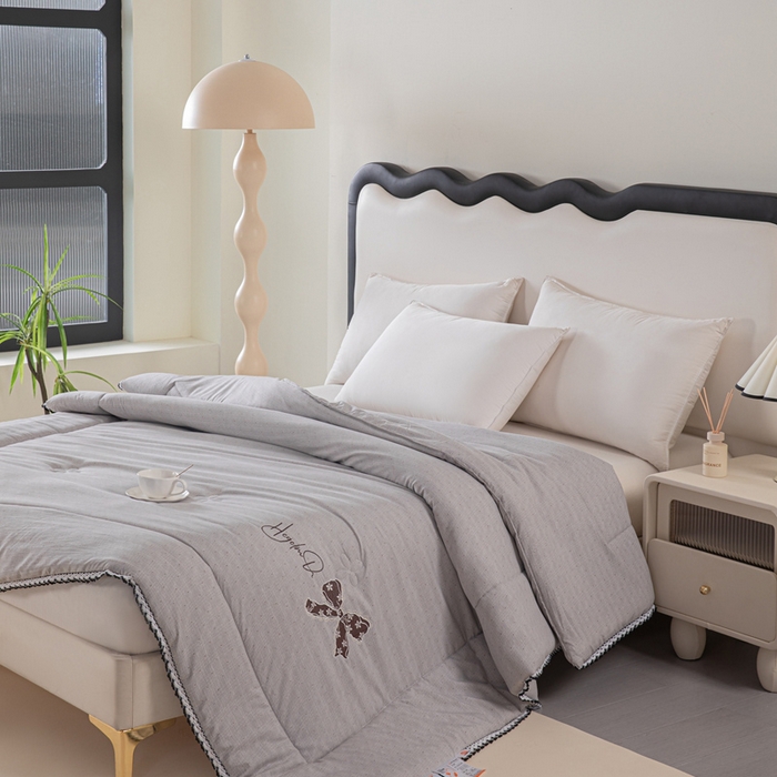91家纺网 家纺一手货源 找家纺 爱宝被业 2024新款糯糯棉绣花纤维被 绅士灰