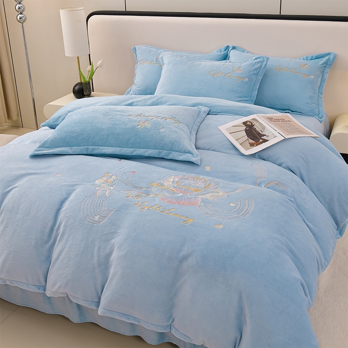 91家纺网 家纺一手货源 找家纺 绒小宣 2025新款高克重牛奶绒刺绣四件套 蝶恋花-天空兰