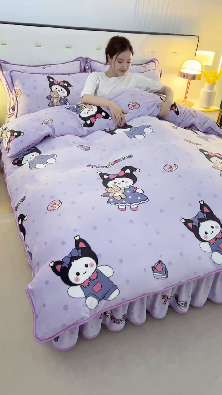 91家纺网 家纺一手货源 找家纺 爱洛家纺 2024新款高克重牛奶绒印花四件套 库洛米-紫