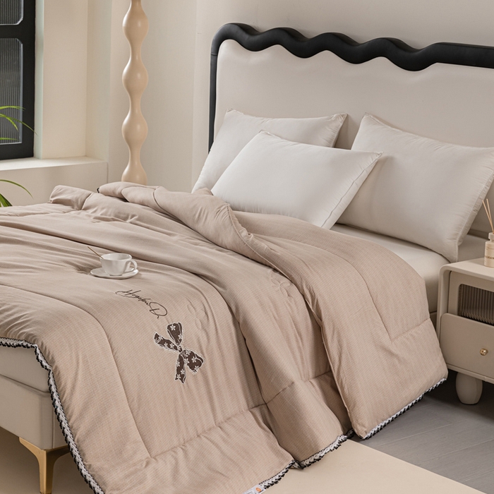 91家纺网 家纺一手货源 找家纺 爱宝被业 2024新款糯糯棉绣花纤维被 奶油咖