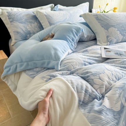 91家纺网 家纺一手货源 找家纺 （总）2024新款宽边大拼角雕花绒牛奶绒四件套