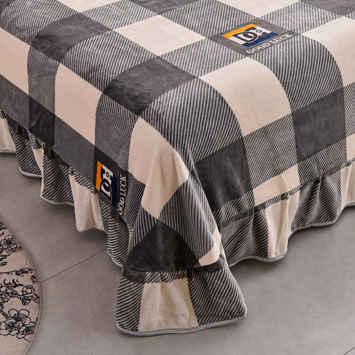 91家纺网 家纺一手货源 找家纺 德比尔斯 2025新款牛奶绒床裙四件套8-9斤法莱绒直播爆款日产2万套灰大格