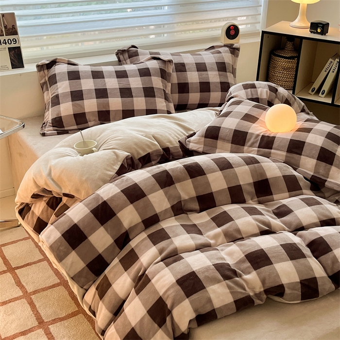 91家纺网 家纺一手货源 找家纺 启程家纺 2024新款无印风A类牛奶绒四件套 大格子-棕灰