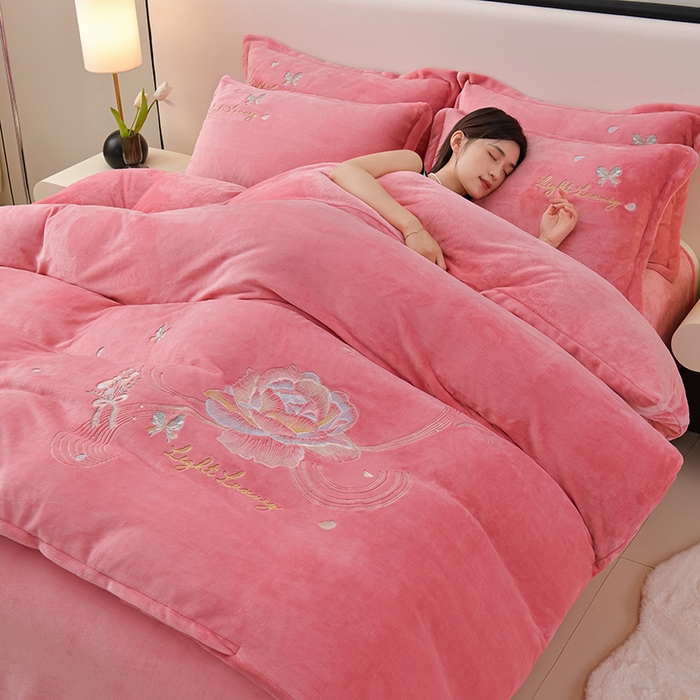 91家纺网 家纺一手货源 找家纺 绒小宣 2025新款高克重牛奶绒刺绣四件套 蝶恋花-芍药粉