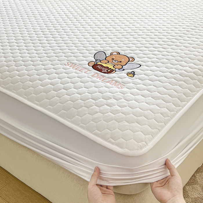 91家纺网 家纺一手货源 找家纺 九亭家纺 2024新款A类大豆刺绣夹棉床笠 蜜罐熊-奶白