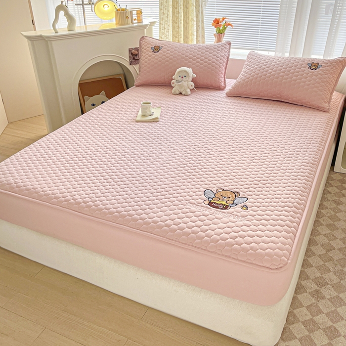 91家纺网 家纺一手货源 找家纺 九亭家纺 2024新款A类大豆刺绣夹棉床笠 蜜罐熊-莱茵粉