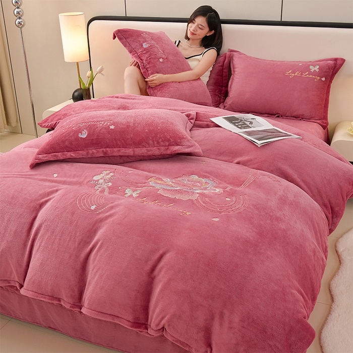 91家纺网 家纺一手货源 找家纺 绒小宣 2025新款高克重牛奶绒刺绣四件套 蝶恋花-豆沙色