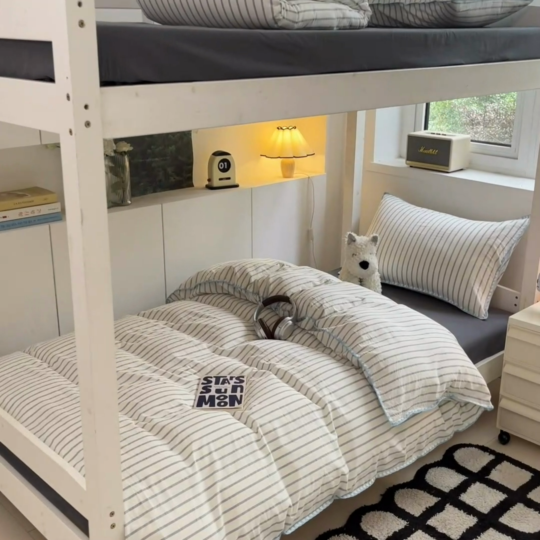 91家纺网 家纺一手货源 找家纺 吉象家纺 2025新款全棉水洗棉三角针学生三件套四件套 时光-浅蓝