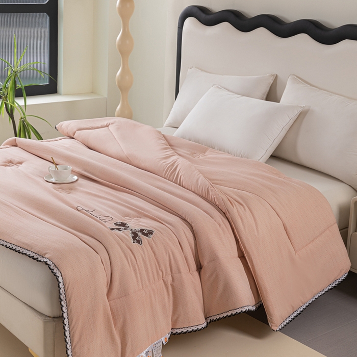 91家纺网 家纺一手货源 找家纺 爱宝被业 2024新款糯糯棉绣花纤维被 肉桂粉