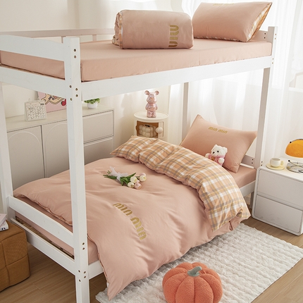 91家纺网 家纺一手货源 找家纺 富宁家纺 2025新款亲肤磨毛学生三件套学生床场景二-青春格子 粉色