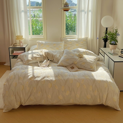 91家纺网 家纺一手货源 找家纺 （总）桃子家居 2024新款A类高克重230克3D立体雕花烂花提花着色郁金香少女花边款简单款牛奶绒四件套