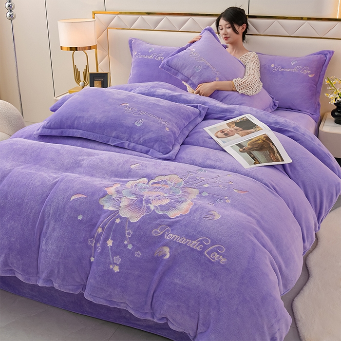 91家纺网 家纺一手货源 找家纺 绒小宣 2025新款高克重牛奶绒刺绣四件套 花开富贵-浅夏紫