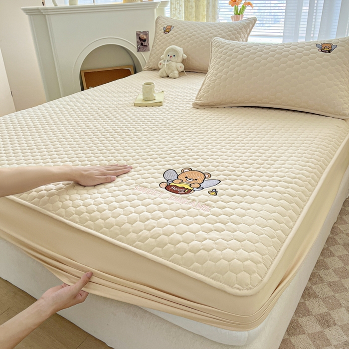 91家纺网 家纺一手货源 找家纺 九亭家纺 2024新款A类大豆刺绣夹棉床笠 蜜罐熊-奶油咖