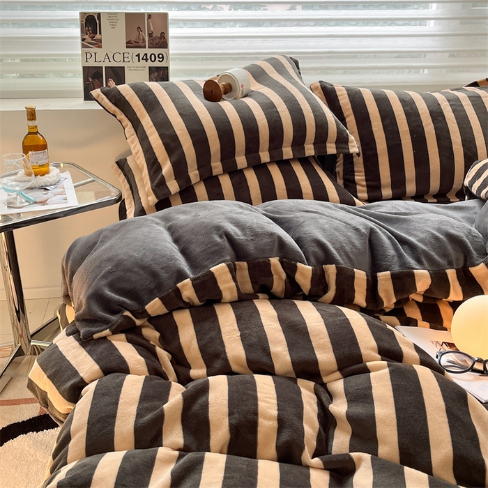 91家纺网 家纺一手货源 找家纺 启程家纺 2024新款无印风A类牛奶绒四件套 条纹-棕灰