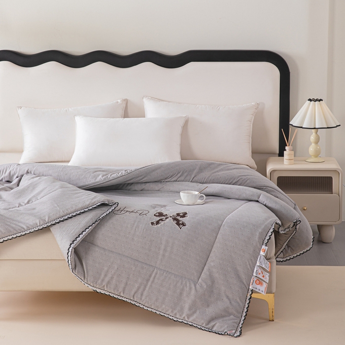 91家纺网 家纺一手货源 找家纺 爱宝被业 2024新款糯糯棉绣花纤维被 绅士灰