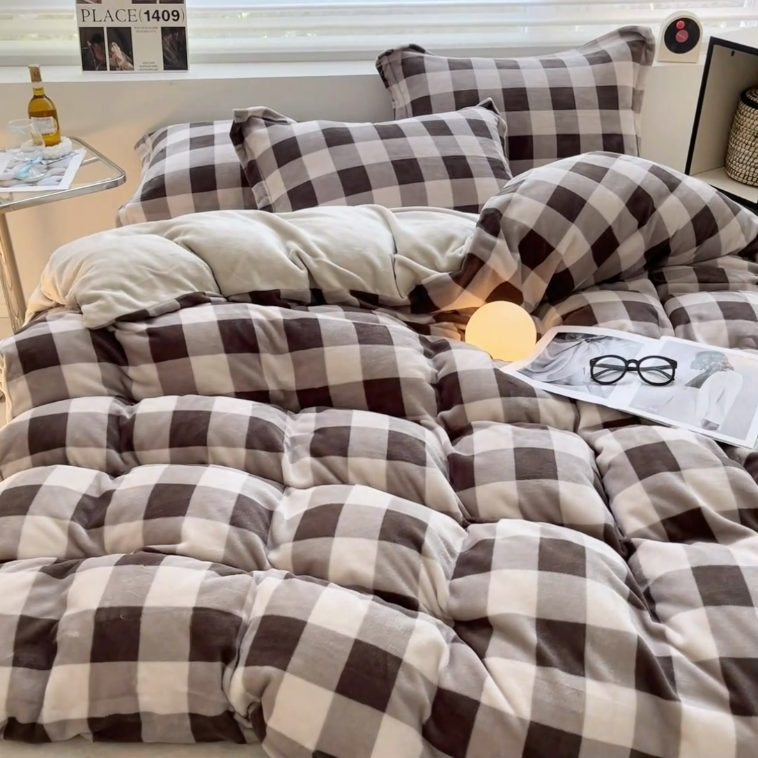 91家纺网 家纺一手货源 找家纺 启程家纺 2024新款无印风A类牛奶绒四件套 大格子-棕灰