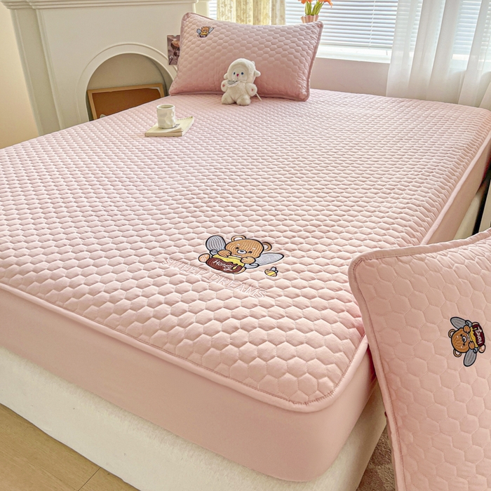 91家纺网 家纺一手货源 找家纺 九亭家纺 2024新款A类大豆刺绣夹棉床笠 蜜罐熊-莱茵粉