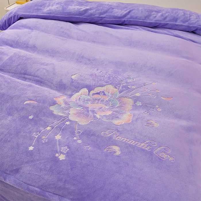 91家纺网 家纺一手货源 找家纺 绒小宣 2025新款高克重牛奶绒刺绣四件套 花开富贵-浅夏紫