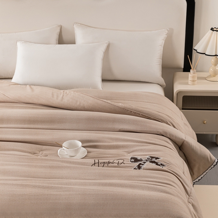 91家纺网 家纺一手货源 找家纺 爱宝被业 2024新款糯糯棉绣花纤维被 奶油咖