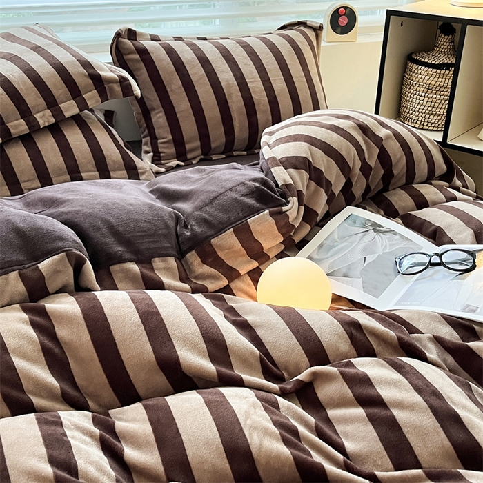 91家纺网 家纺一手货源 找家纺 启程家纺 2024新款无印风A类牛奶绒四件套 条纹-咖