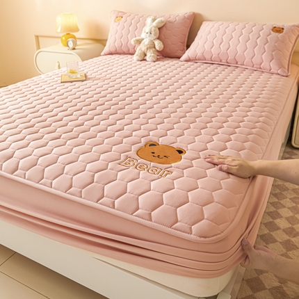 91家纺网 家纺一手货源 找家纺 九亭家纺 2024新款A类大豆刺绣夹棉床笠 可爱熊-豆沙