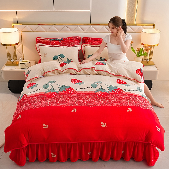 91家纺网 家纺一手货源 找家纺 爱洛家纺 2024新款高克重牛奶绒印花四件套 草莓物语