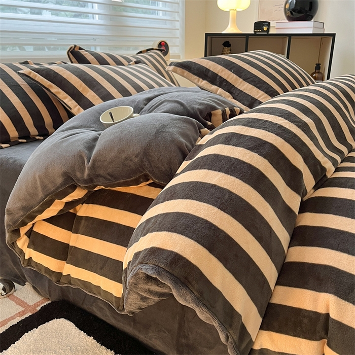 91家纺网 家纺一手货源 找家纺 启程家纺 2024新款无印风A类牛奶绒四件套 条纹-棕灰