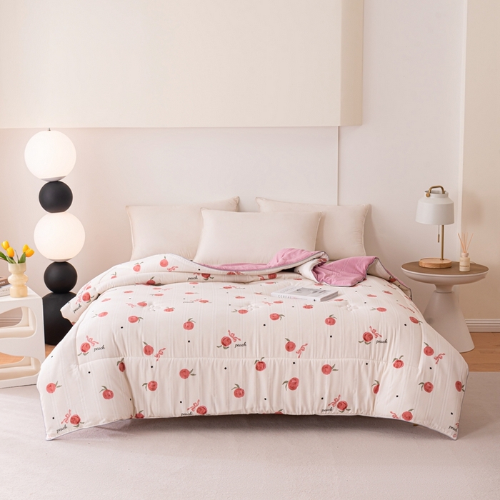 91家纺网 家纺一手货源 找家纺 爱宝被业 2024新款提花云纱棉印花被 蜜桃之恋