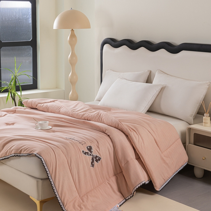 91家纺网 家纺一手货源 找家纺 爱宝被业 2024新款糯糯棉绣花纤维被 肉桂粉