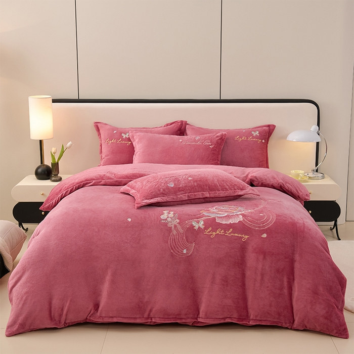 91家纺网 家纺一手货源 找家纺 绒小宣 2025新款高克重牛奶绒刺绣四件套 蝶恋花-豆沙色