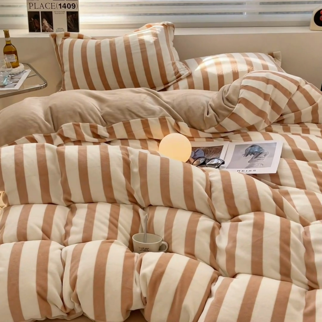 91家纺网 家纺一手货源 找家纺 启程家纺 2024新款无印风A类牛奶绒四件套 条纹-米驼
