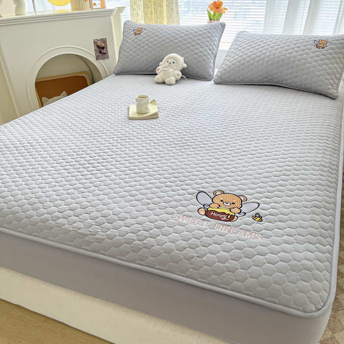 91家纺网 家纺一手货源 找家纺 九亭家纺 2024新款A类大豆刺绣夹棉床笠 蜜罐熊-浅灰