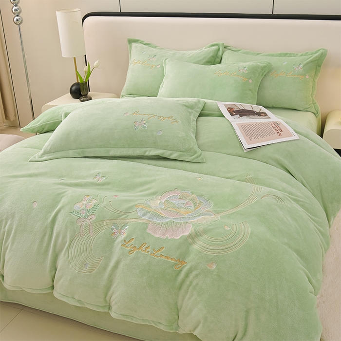 91家纺网 家纺一手货源 找家纺 绒小宣 2025新款高克重牛奶绒刺绣四件套 蝶恋花-木果绿