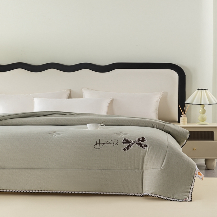 91家纺网 家纺一手货源 找家纺 爱宝被业 2024新款糯糯棉绣花纤维被 豆蔻绿