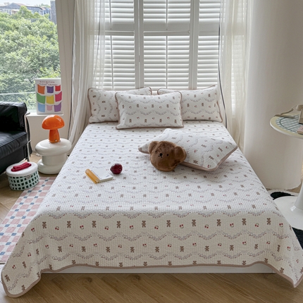 91家纺网 家纺一手货源 找家纺 茉夕家纺 2024新款双面全棉夹棉床盖系列 樱桃小熊